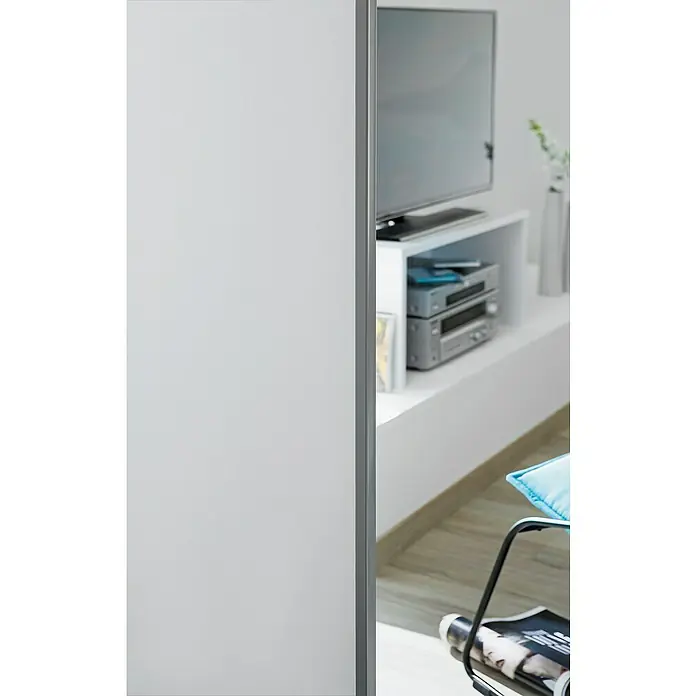 Optimum Schiebetür-Bau-Set - Weiß/Grau, 180 x 250 cm - Nahaufnahme eines modernen Wohnzimmers mit einem eleganten weißen Schrank, einem Fernseher und stilvollen Dekorationselementen.