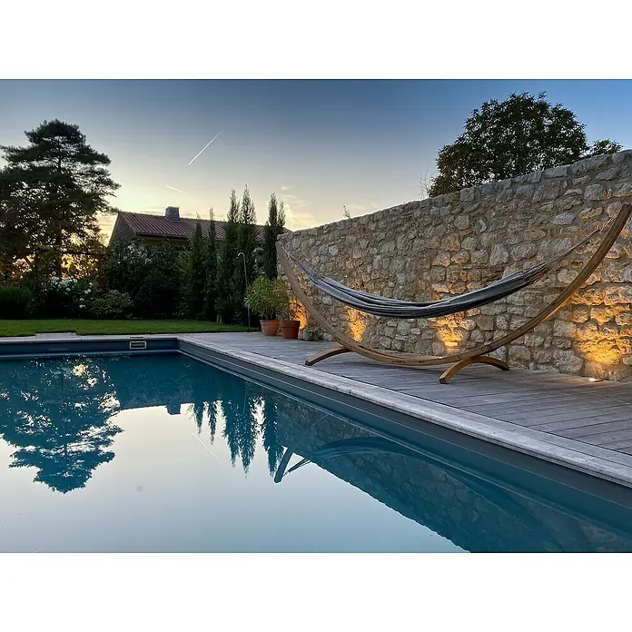 La Siesta Hängematte Brisa Kingsize - L x B: 400 x 180 cm, Almond - Entspannung pur: Eine einladende Hängematte am Pool, perfekt für ruhige Momente im Freien. Genießen Sie die Ruhe und das stilvolle Ambiente.