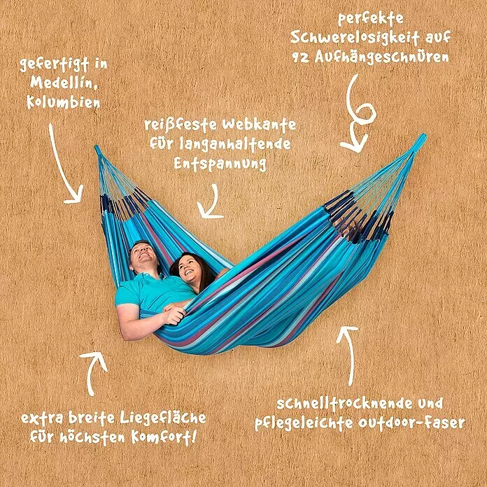 La Siesta Hängematte Brisa Kingsize - L x B: 400 x 180 cm, Wave - Zwei Personen entspannen in einer breiten, blau-gestreiften Stoffhängematte.