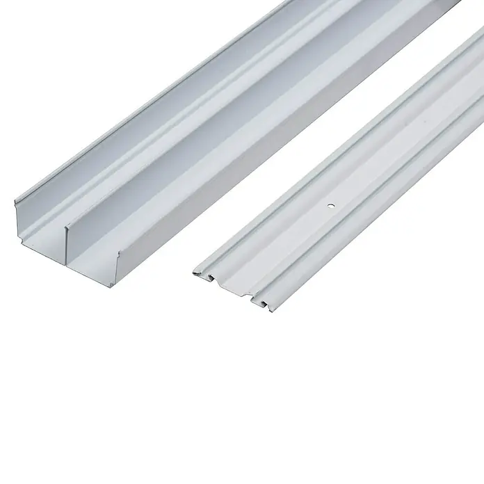 Optimum Schiebetür-Bau-Set - Weiß, 120 x 250 cm - Nahaufnahme von zwei weißen Aluminiumprofilen, die für LED-Beleuchtungssysteme verwendet werden, vor schwarzem Hintergrund.