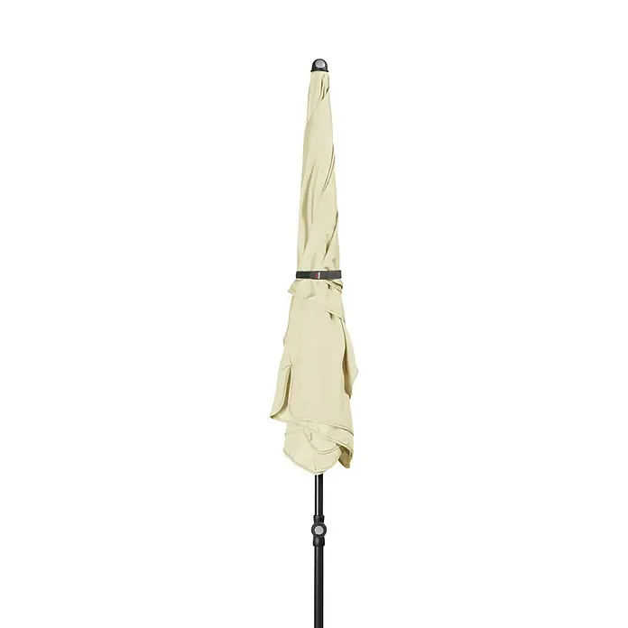 Doppler Sunline Marktschirm Waterproof Neo - Natur, Bespannungsmaß (L x B): 185 x 120 cm - Eine Nahaufnahme eines geschlossenen, beigefarbenen Sonnenschirms auf einem schwarzen Ständer vor einem schwarzen Hintergrund.