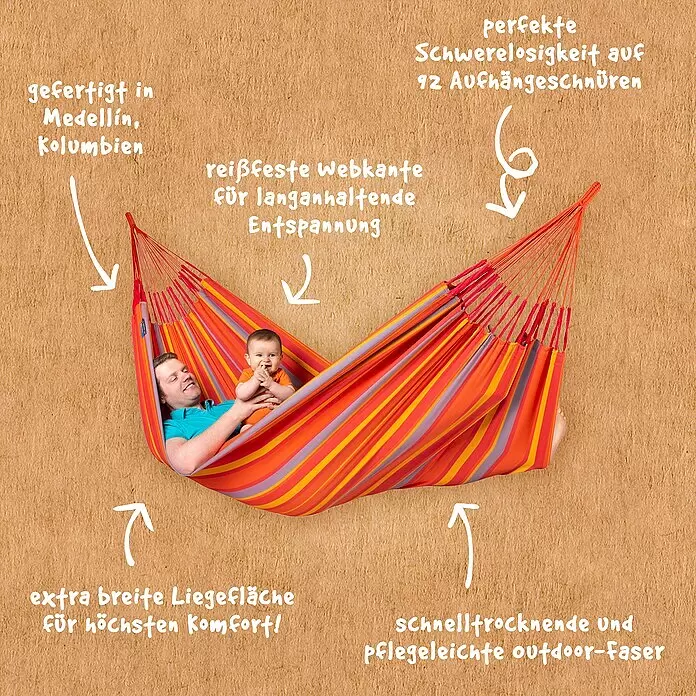 La Siesta Hängematte Brisa Kingsize - L x B: 400 x 180 cm, Toucan - Ein Mann und ein Baby entspannen in einer bunten gestreiften Hängematte aus schnelltrocknender Outdoor-Faser. Sie bietet eine breite Liegefläche und 92 Aufhängeschnüren.