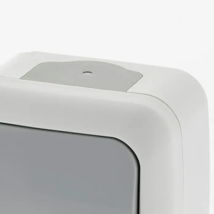 Siemens Delta IP54 Feuchtraumtaster SIE028653 - Grau, Aufputzmontage, IP54 - Detailansicht eines weißen Seifenspenders mit grauen Akzenten, der ein modernes und minimalistisches Design aufweist.