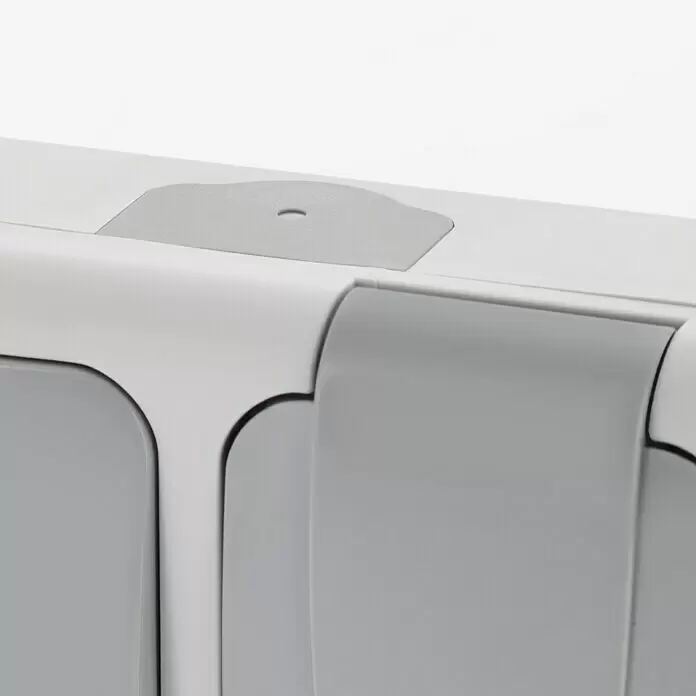Siemens Delta IP54 Schalterkombination SIE028677 - Grau, Glänzend, 2-fach, Aufputzmontage, IP54 - Nahaufnahme eines weißen Spenders mit runden grauen Blenden und einem strukturierten grauen Top-Einsatz.