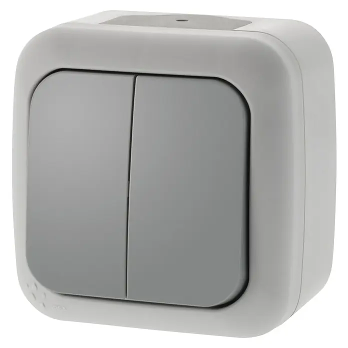 Siemens Delta IP54 Doppelwechselschalter SIE028639 - Grau, Glänzend, Aufputzmontage, 10 A - Nahaufnahme eines grauen, quadratischen Doppel-Lichtschalters, der an einer Wand montiert ist und eine moderne Ästhetik aufweist.