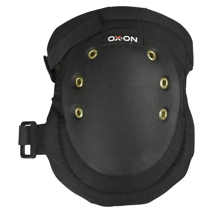 OX-ON Knieschoner Kneepads w/Plastic Cap Comfort - Schwarz, Schalenform - Nahaufnahme eines schwarzen OX-ON Knieschoners mit verstellbaren Trägern, ideal für Arbeiten, die Knieschutz erfordern.