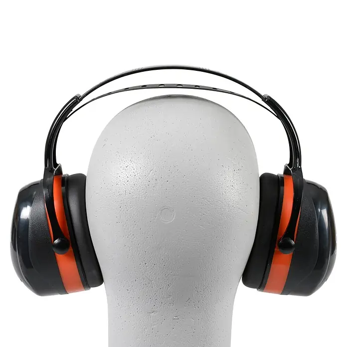 OX-ON Kapselgehörschutz Earmuffs D3 Comfort - SNR-Wert: 34 dB - Nahaufnahme eines schwarzen und orangefarbenen Gehörschutzes auf einem weißen Kopf.