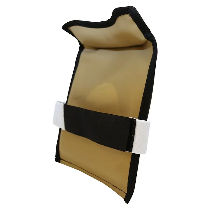 OX-ON Knieschoner Kneepads Basic - Schwarz, 30 x 22 x 5 cm - Nahaufnahme einer beigen Schutzhülle mit schwarzen Rändern und einem schwarzen Riemen mit weißen Schlaufen zur Befestigung.