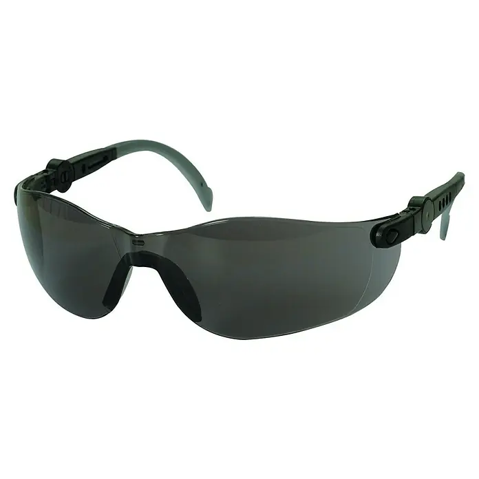 OX-ON Schutzbrille Space Comfort Dark - Schwarz, Verstellbare Bügel - Nahaufnahme einer grauen Schutzbrille mit flexiblen Bügeln und verstellbaren Scharnieren für optimalen Tragekomfort und Schutz.