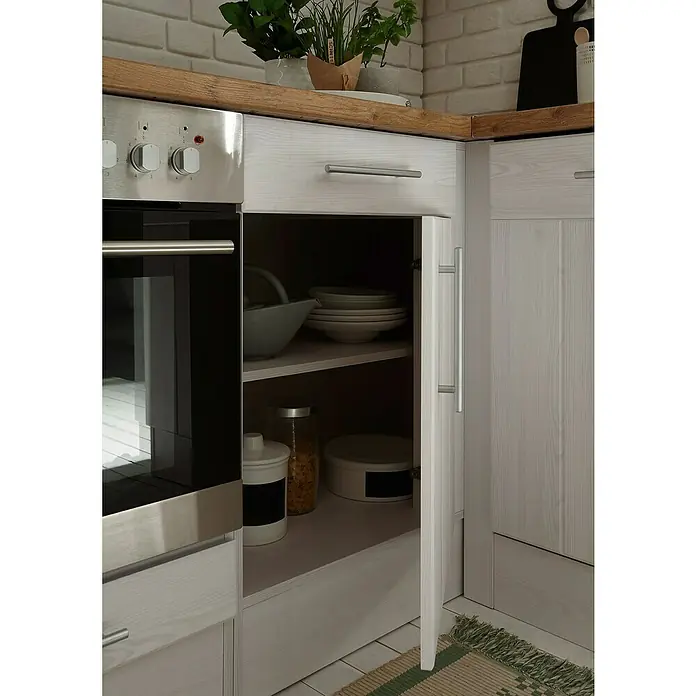 Respekta Premium Winkelküche Anton - B x T: 250 x 172 cm, Weiß, Mit Elektrogeräten - Helle Küchenschränke mit Holzarbeitsplatte und einem Regal mit Geschirr und Vorratsgläsern. Der Ofen steht direkt daneben.