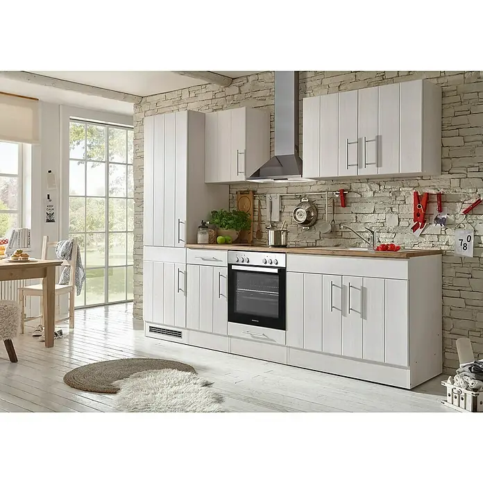Respekta Premium Küchenleerblock Anton - Breite: 270 cm, Lärche Weiß Nachbildung, Ohne Elektrogeräte - Kücheninterieur mit weißen Schränken, Dunstabzugshaube und Holzarbeitsplatte. Das helle Design betont die moderne Funktionalität der Küche.
