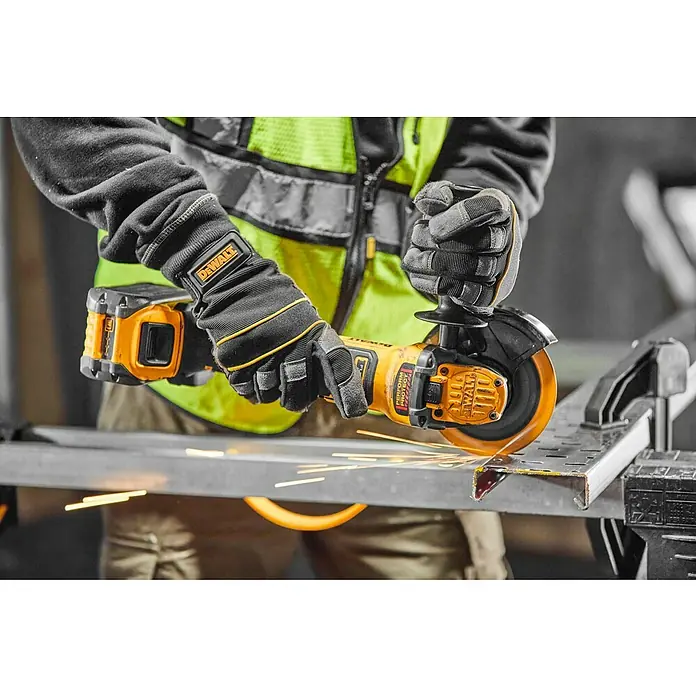 DeWalt XR 18V Amoladora angular de batería DCG409T1 - 1 batería, 6 Ah - Primer plano de una amoladora angular DeWalt en acción, cortando metal y creando chispas. Las manos del usuario están protegidas con guantes DeWalt.