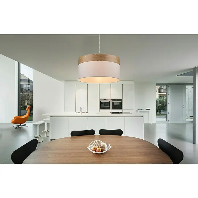 Globo Lámpara colgante redonda Chipsy - 60 W, E27, Ø x Al: 40 x 120 cm, Níquel, Marrón - Lámpara colgante con pantalla de madera y tela sobre una mesa de comedor en una cocina y comedor modernos y minimalistas.
