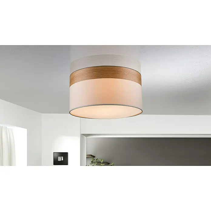 Globo Plafón redondo Chipsy - 40 W, E27, Ø x Al: 40 x 25 cm, Beige, Marrón - Primer plano de una lámpara de techo elegante con detalles de madera e iluminación suave, que añade calidez a cualquier habitación.