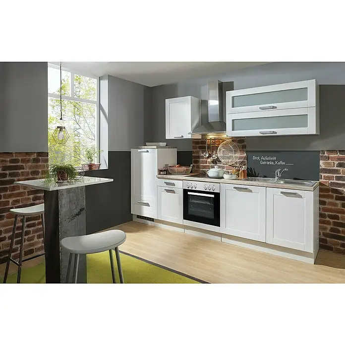 Menke Küchenzeile Premium Landhaus - Breite: 280 cm, Weiß, Mit Elektrogeräten, Mit Geschirrspüler - Moderne Küche mit weißen Schränken, Holzboden und Backsteinwand. Die Küchenzeile bietet viel Stauraum und eine Arbeitsfläche.