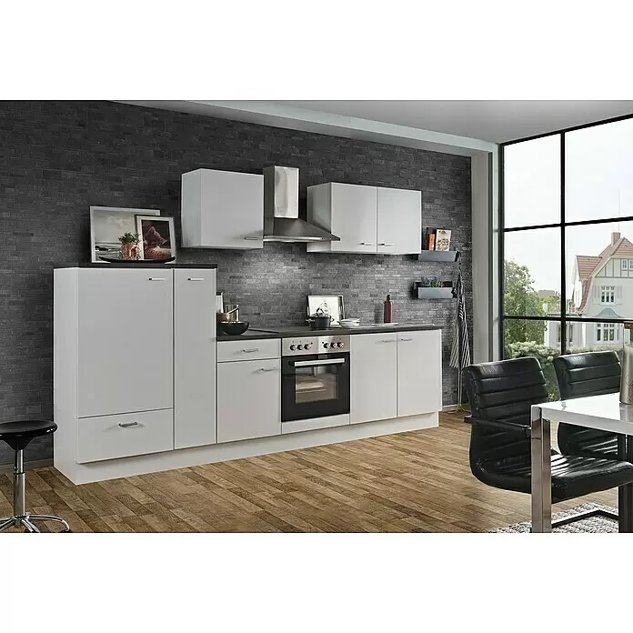 Menke Küchenzeile Classic - Breite: 300 cm, Weiß, Dekor Arbeitsplatte: Marmoroptik, Mit Elektrogeräten - Moderne hellgraue Küche mit dunklen Arbeitsplatten, integriertem Backofen und Edelstahl-Dunstabzugshaube, vor einer dunklen Ziegelwand.