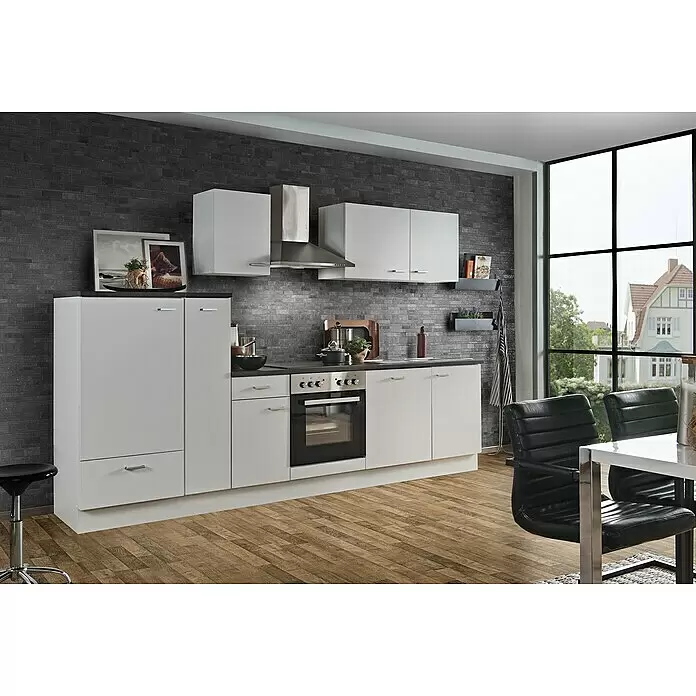 Menke Küchenzeile Classic - Breite: 300 cm, Weiß, Mit Elektrogeräten, Mit Geschirrspüler - Moderne weiße Einbauküche mit Backofen und Hängeschränken, schwarzer Arbeitsplatte, vor dunkler Ziegelwand und Holzfußboden.