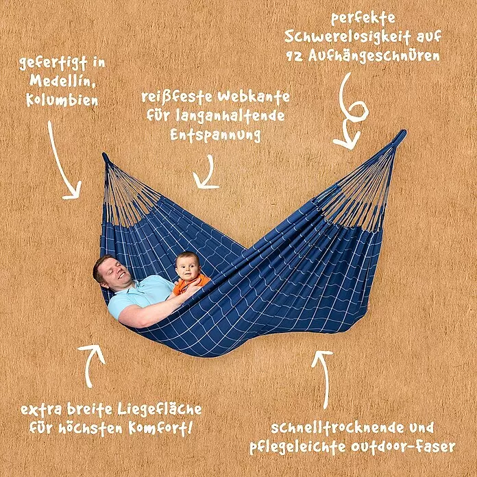 La Siesta Hängematte Brisa Kingsize - L x B: 400 x 180 cm, Marine - Blau karierte Hängematte mit einem Mann und Baby, die bequem darin entspannen. Aus schnelltrocknender Outdoor-Faser für höchsten Komfort.