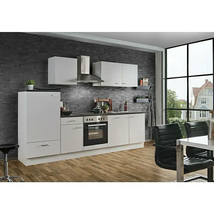 Menke Küchenzeile Classic - Breite: 280 cm, Weiß, Mit Elektrogeräten, Mit Geschirrspüler - Moderne Küche mit weißen Schränken, Arbeitsplatte in Anthrazit und Backofen. Fenster mit Aussicht und Stühle am Tisch.