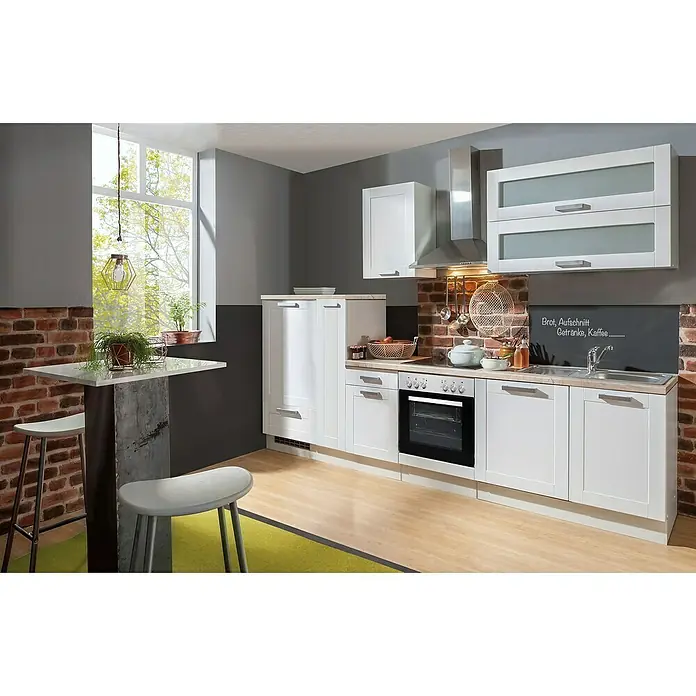 Menke Küchenzeile Premium LandhausBreite: 300 cm, Weiß, Mit Elektrogeräten, Mit Geschirrspüler - Moderne Küche mit weißen Schränken, Backsteinwand und Bartisch. Helle Holzfußböden und eine grüne Matte ergänzen das stilvolle Design.