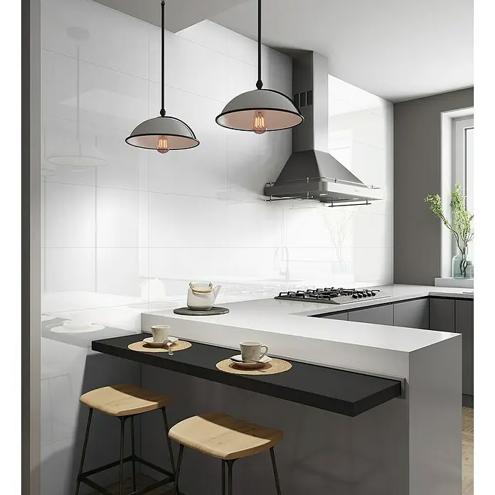 Revestimiento de pared - 30 x 60 cm, Blanco, Espesor: 8 mm, Resplandeciente, Rectificado - Cocina moderna con lámparas colgantes sobre una barra, creando un ambiente elegante y proporcionando una iluminación óptima.