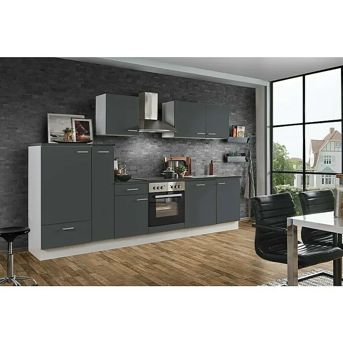 Menke Küchenzeile Classic - Breite: 310 cm, Graphit, Mit Elektrogeräten, Mit Geschirrspüler - Graue Küche mit modernen Schränken, einer Dunstabzugshaube und einem Kochfeld. Der Raum ist hell und mit Holzböden ausgestattet.