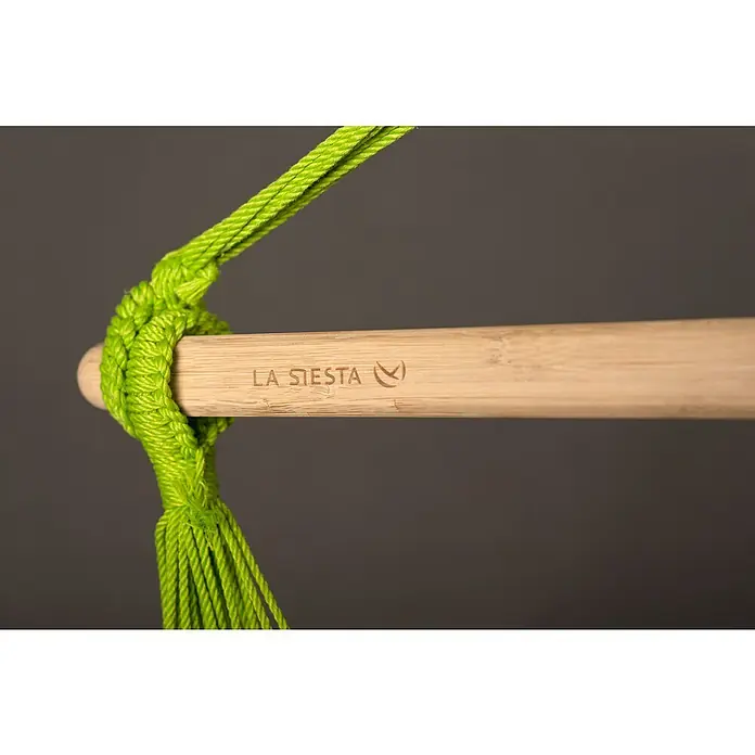 La Siesta Hängesessel Domingo Kingsize - Lime - Nahaufnahme eines La Siesta Hängesitzes mit einem hellgrünen Seil, das an einem Holzstab befestigt ist.