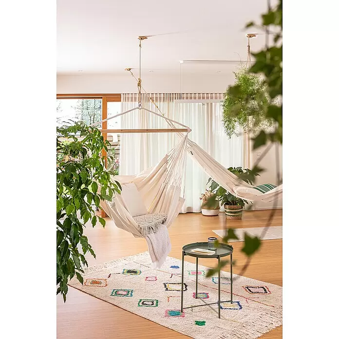 La Siesta Hängesessel Habana Kingsize - L x B x H: 210 x 130 x 170 cm, Latte - Creme-Hängesessel und traditionelle Hängematten schaffen eine entspannende Oase in einem hellen, pflanzenreichen Wohnraum.