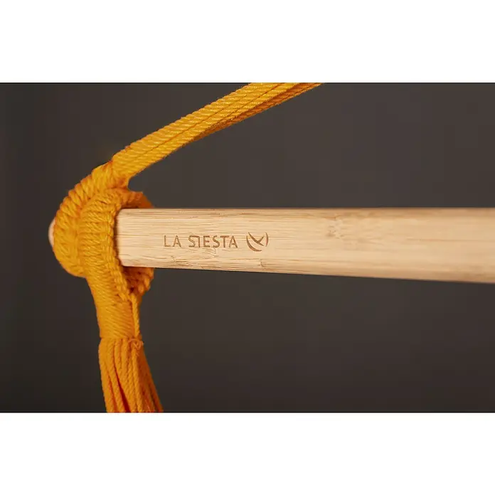 La Siesta Hängesessel Habana - Volcano - Detailaufnahme einer La Siesta Hängematte mit gelbem Seil und Holzspreizstab mit Logo.