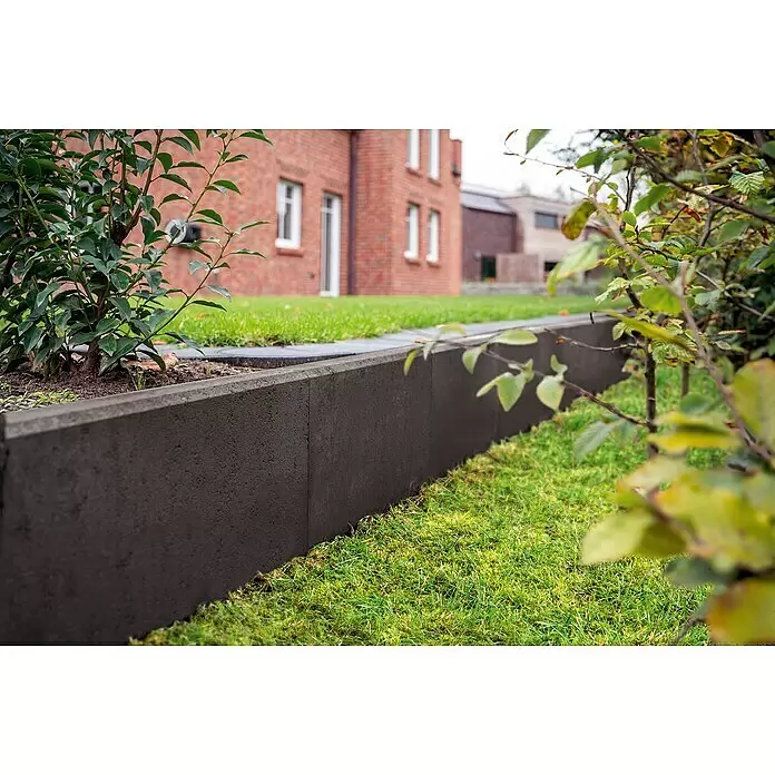 Diephaus L-Stein - 50 cm, 40 cm, Stärke: 7 cm, Anthrazit - Dunkelgraue Beton-Gartenumrandung trennt Rasen von Beet und Weg.