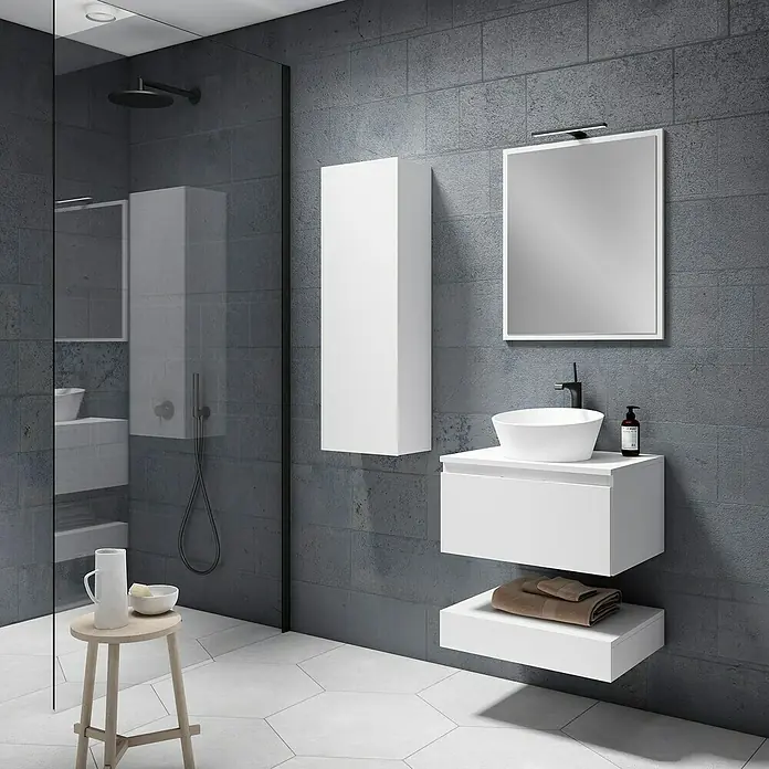 Mueble bajo de lavabo Sienna - An x Pr x Al: 60 x 45 x 30 cm, Blanco - Cuarto de baño con muebles blancos: tocador con lavabo sobre encimera, espejo con armario y armario alto contra pared de azulejos grises.