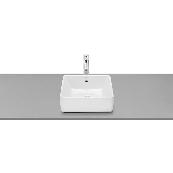 Roca Lavabo Domus - 39 x 37 cm, Con desbordamiento, Blanco - Primer plano de un moderno lavabo de encimera cuadrado con grifo cromado, sobre una superficie gris.