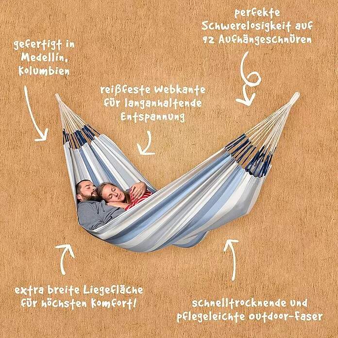 La Siesta Hängematte Brisa Kingsize - L x B: 400 x 180 cm, Sea Salt - Ein Paar entspannt in einer breiten, blau-weiß gestreiften Hängematte, die Komfort und robuste Outdoor-Faser zeigt.