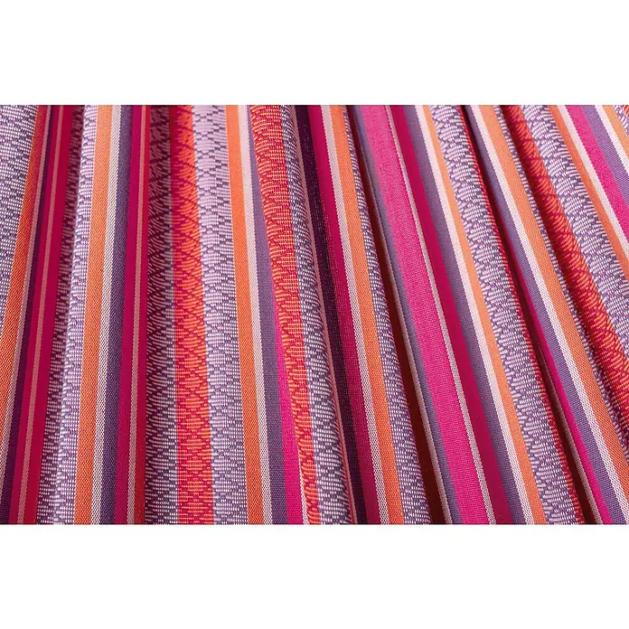 La Siesta Hängesessel Habana Comfort - L x B x H: 180 x 115 x 160 cm, Flamingo - Detailansicht eines gestreiften Textils in Lila-, Rosa- und Orangetönen. Das Textil weist eine feine Webstruktur und dezente Falten auf.