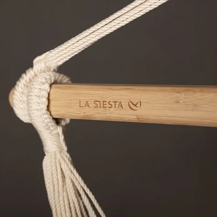 La Siesta Hängesessel Habana Comfort - L x B x H: 180 x 115 x 160 cm, Latte - Nahaufnahme einer La Siesta Hängematte mit Holzstab und Seilaufhängung, ideal zum Entspannen im Garten oder auf der Terrasse.