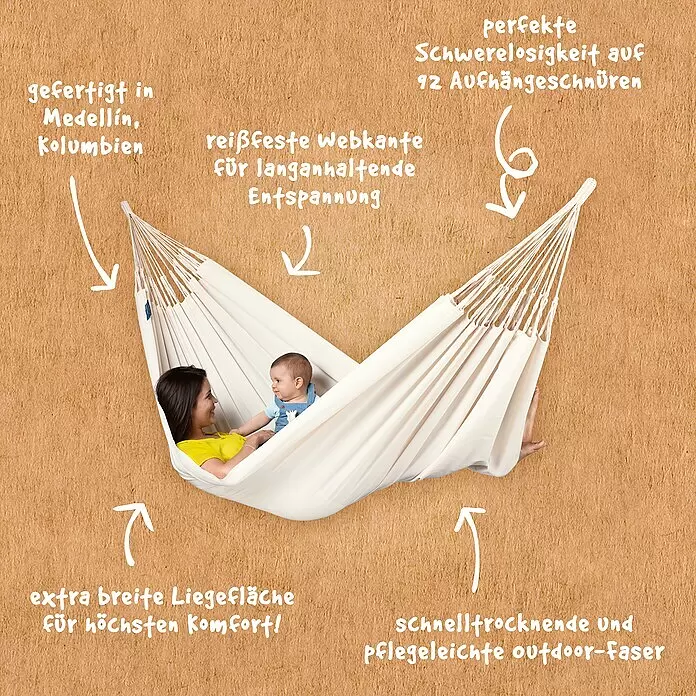 La Siesta Hängematte Brisa Kingsize - L x B: 400 x 180 cm, Vanilla - Eine weiße Hängematte aus Outdoor-Faser mit einer Frau und einem Baby, die darin entspannen. Sie hat eine reißfeste Kante und 92 Aufhängeschnüren.