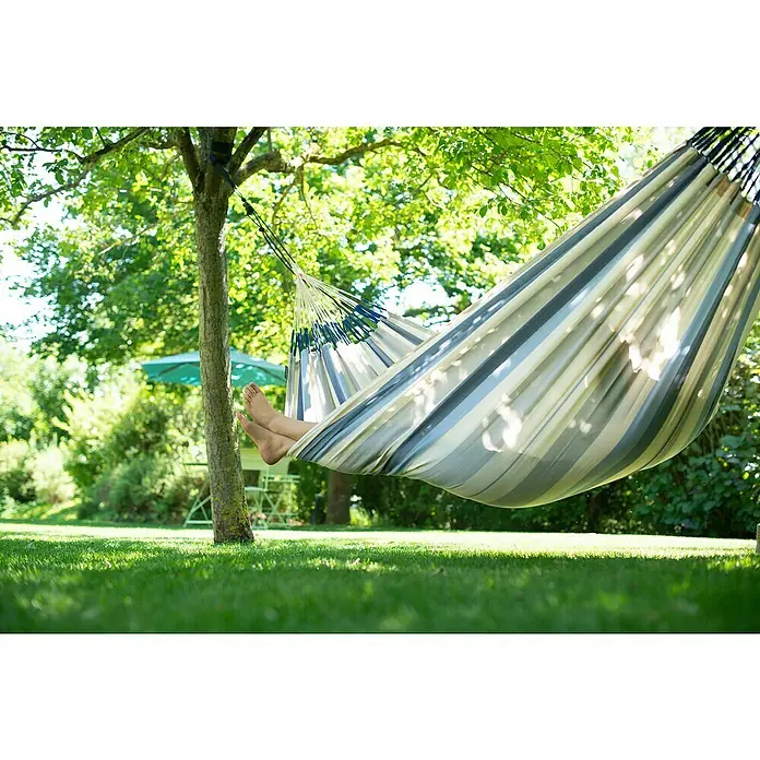 La Siesta Hängematte Brisa Kingsize - L x B: 400 x 180 cm, Sea Salt - Entspannung pur: Eine gestreifte Hängematte lädt im Garten zum Verweilen ein, die Füße baumeln entspannt.