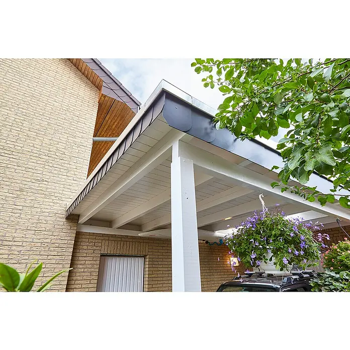 swingcolor Weißlack 3in1 - Weiß, Seidenglänzend, 750 ml, Lösemittelbasiert - Nahaufnahme einer modernen Terrassenüberdachung mit dunklen Dachziegeln, weißen Trägern und einem blühenden Blumenkorb.