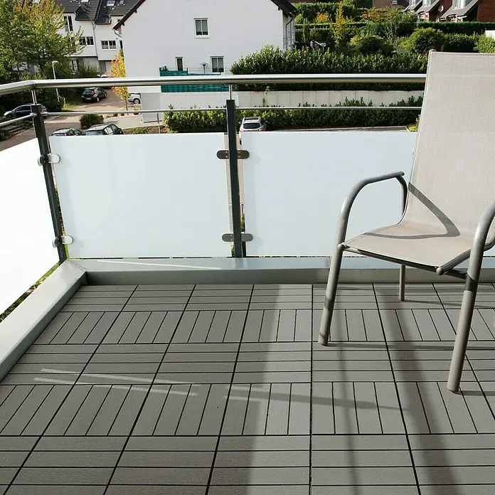 Klickfliese - WPC, 30 x 30 x 2,5 cm, 10 Stk., Grau - Balkon mit grauem Terrassenfliesenboden und einem Stuhl, der eine gemütliche Außensitzfläche schafft.