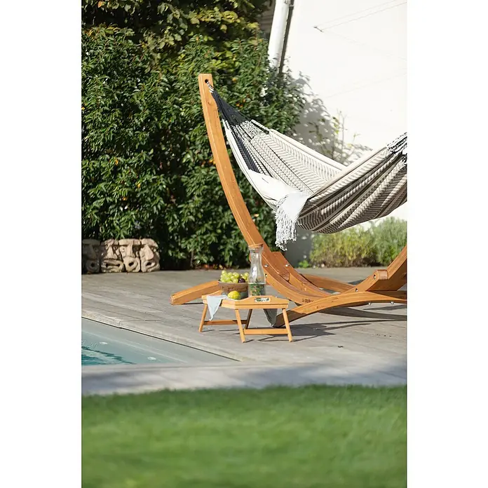 La Siesta Doppelhängematte Flora - L x B: 400 x 180 cm, Zebra, Ausführungseigenschaft: Kingsize - Einladende Szene mit einer La Siesta Hängematte auf einem Holzgestell, mit einem kleinen Tisch mit Getränken und Obst daneben auf der Terrasse.