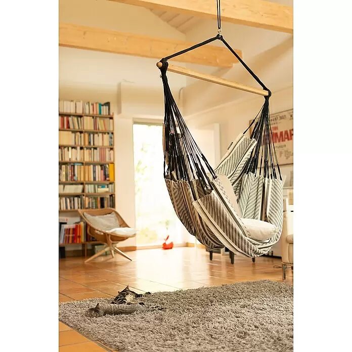 La Siesta Hängesessel Habana Kingsize - L x B x H: 210 x 130 x 170 cm, Zebra - Gestreifter Hängesessel mit schwarzen Seilen und Holzstange, in einem hellen Wohnzimmer. Zwei Katzen entspannen sich darunter auf dem Teppich.