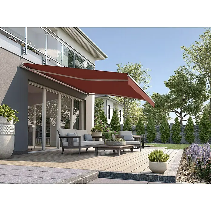 Solid Elements Gelenkarmmarkise 2209 - Rot, Breite: 4 m, Ausfall: 3 m - Eine rotbraune Markise spendet Schatten auf einer Terrasse mit Gartenmöbeln und Blick auf einen gepflegten Garten.