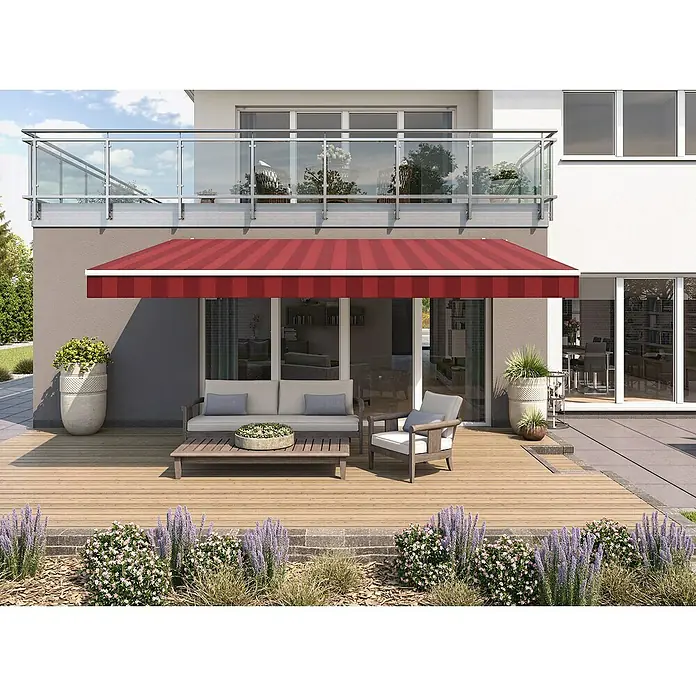 Solid Elements Gelenkarmmarkise D035 - Rot/Bordeaux, Breite: 4 m, Ausfall: 2,5 m - Eine rote Terrassenmarkise spendet Schatten über einer Terrasse mit stilvollen Gartenmöbeln und blühenden Pflanzen im Vordergrund.