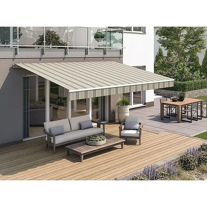 Solid Elements Gelenkarmmarkise 8935 - Cappuccino, Breite: 3 m, Ausfall: 2,5 m - Eine stilvolle Terrasse mit einer grauen Markise mit Streifenmuster, die Schatten spendet. Möbel laden zum Verweilen im Freien ein.