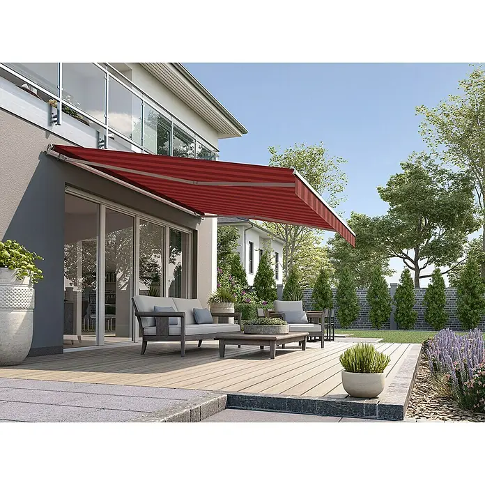 Solid Elements Gelenkarmmarkise D035 - Rot/Bordeaux, Breite: 4 m, Ausfall: 2,5 m - Rote Markise spendet Schatten auf einer Terrasse mit Gartenmöbeln und Pflanzen.