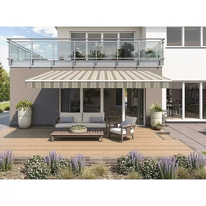 Solid Elements Gelenkarmmarkise 8935 - Cappuccino, Breite: 3 m, Ausfall: 2,5 m - Gestreifte Markise in Beige- und Brauntönen spendet Schatten über einer modernen Terrassenlandschaft.