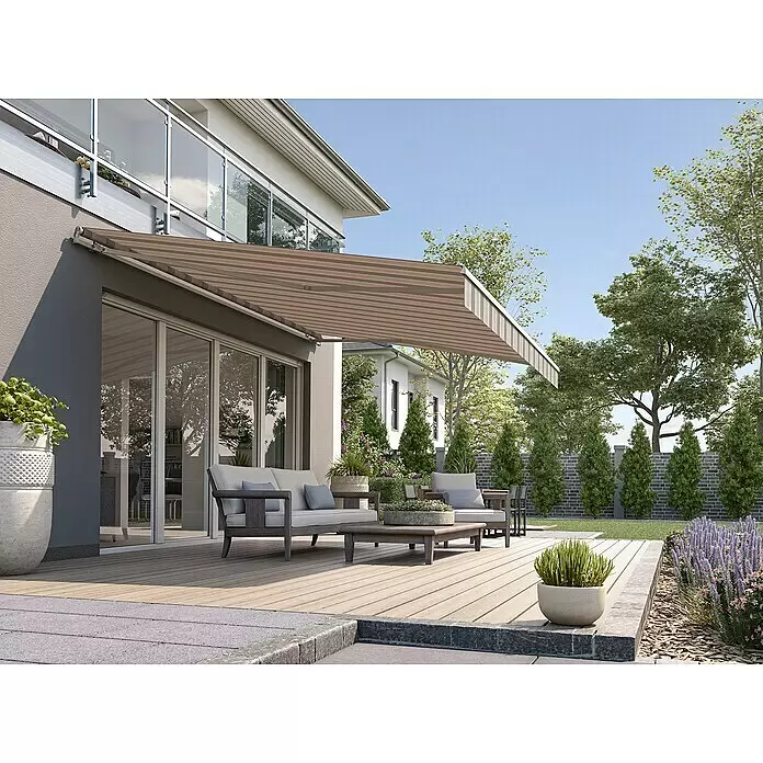 Solid Elements Gelenkarmmarkise 8935 - Cappuccino, Breite: 3 m, Ausfall: 2,5 m - Braun-beige gestreifte Markise, ausgefahren über einer modernen Terrasse, spendet Schatten für Sitzgelegenheiten.