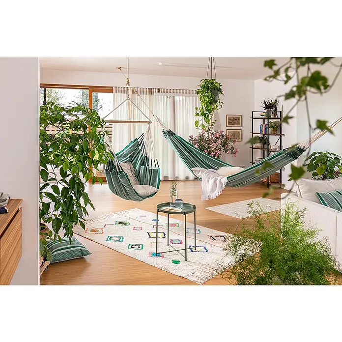 La Siesta Hängematte Modesta - L x B: 400 x 180 cm, Agave, Kingsize - Gemütliches Wohnzimmer mit Hängekörben und einer grünen Hängematte, die zum Entspannen einlädt. Ein stilvoller Rückzugsort für erholsame Stunden.