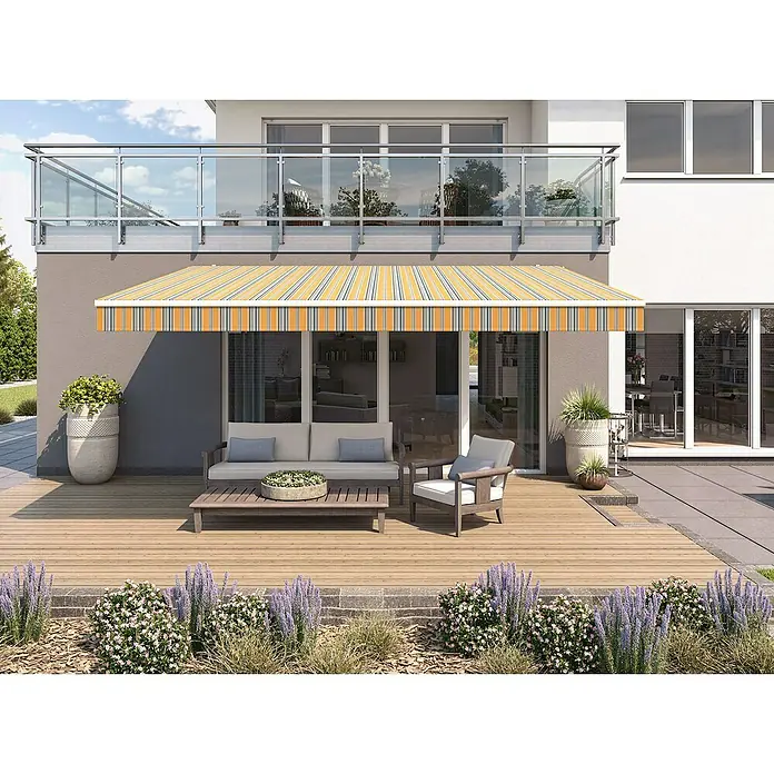 Solid Elements Gelenkarmmarkise 6292Gelb/Grau, Breite: 5 m, Ausfall: 2,5 m - Terrasse mit gestreifter Markise.
