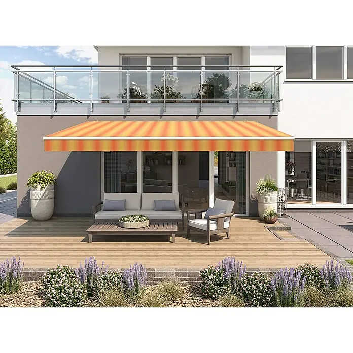 Solid Elements Gelenkarmmarkise 320180 - Gelb/Orange, Breite: 5 m, Ausfall: 3 m - Terrasse mit gestreifter Markise, Gartenmöbeln und Pflanzen. Die Markise bietet Schatten und Schutz vor der Sonne.